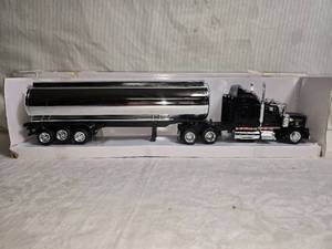 lot 57 image: Kenworth Diecast Model Truck with Chrome Tanker