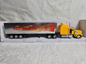 lot 58 image: Kenworth Die-Cast Model Semi Truck with Trailer in Yellow