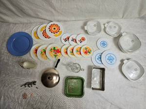 lot 69 image: Toy Kitchenware and Figurines