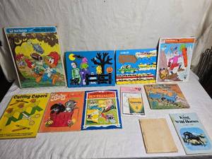 lot 81 image: Assorted Childrens Books and Tray Puzzles Collection