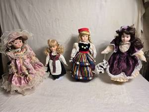 lot 86 image: Lot of 4 Collectible Porcelain Dolls in Traditional Attire