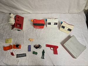 lot 94 image: View-Masters, Carnival Record Player & Snoopy Doghouse