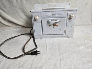 lot 96 image: Vintage Tacoma Metal Model 84 Toy Oven with Cord