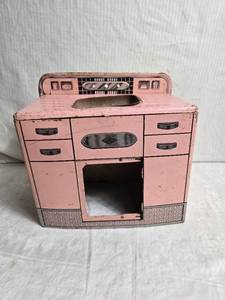 lot 98 image: Vintage Metal Pink Toy Kitchen Sink