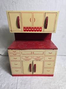 lot 99 image: Vintage Wolverine Tin Litho Toy Kitchen Cabinet with Red and Cream Design