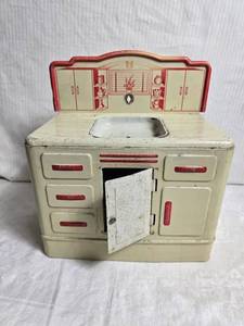 lot 101 image: Vintage Wolverine Toy Metal Kitchen Sink with Shelves