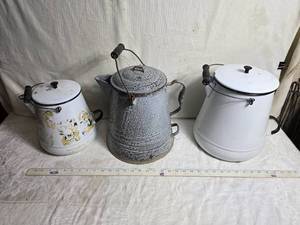 lot 151 image: Set of 3 Vintage Enamelware Coffee Pots with Lids
