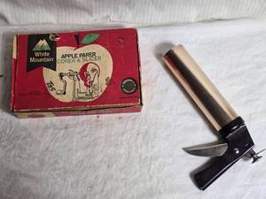 lot 165 image: Vintage White Mountain Apple Parer and Cookie Press