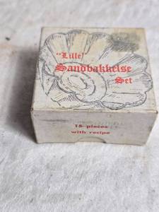 lot 167 image: Lille Sandbakkelse 15-Piece Tartlet Mold Set with Recipe