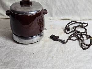 lot 173 image: West Bend Electric Bean Pot with Cord
