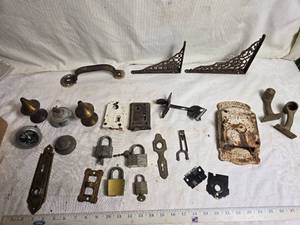 lot 184 image: Vintage Hardware and Lock Collection