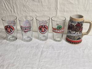 lot 195 image: Budweiser Collectible Glass Set with 1988 Clydesdale Stein