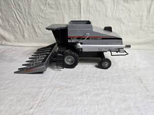 lot 236 image: 116 Scale Gleaner R62 Combine Harvester Model