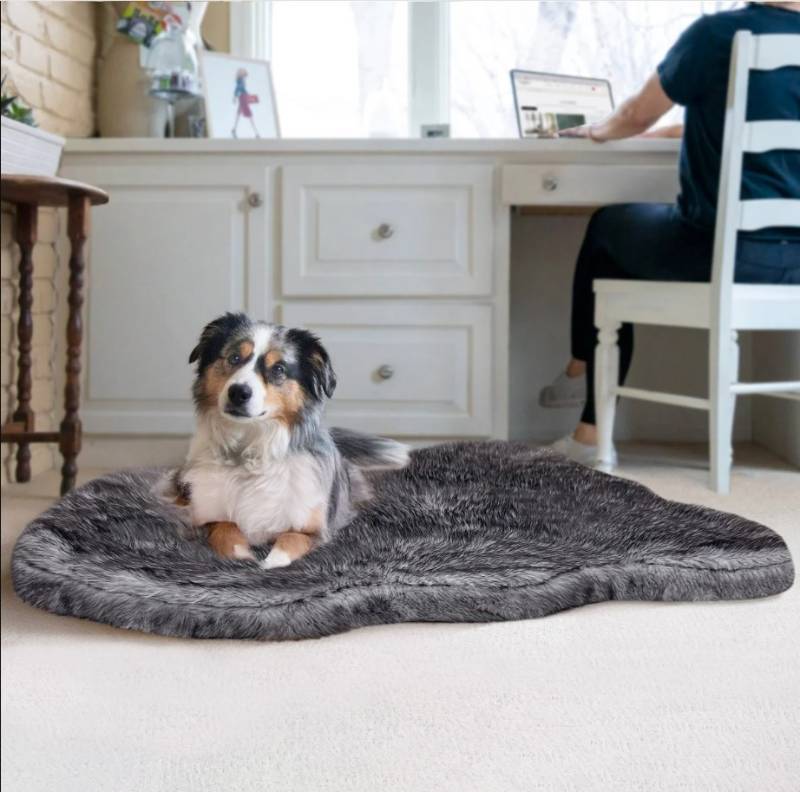 lot 161 image: NEW Brentwood Originals, Faux Fur Memory Foam Pet Mat, 35 x 40 - Charcoal