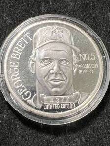 lot 24 image: 1 TROY OZ .999 FINE SILVER GEORGE BRETT ROUND IN AIRTITE