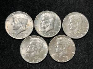 lot 25 image: GROUP OF 5 US 40% SILVER KENNEDY HALF DOLLARS