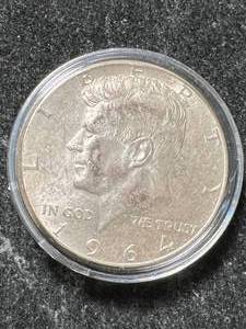 lot 34 image: 1964 US KENNEDY HALF DOLLAR IN AIRTITE