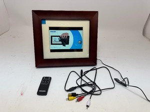 lot 71 image: Philips 7-Inch Digital Photoframe With Remote - Works