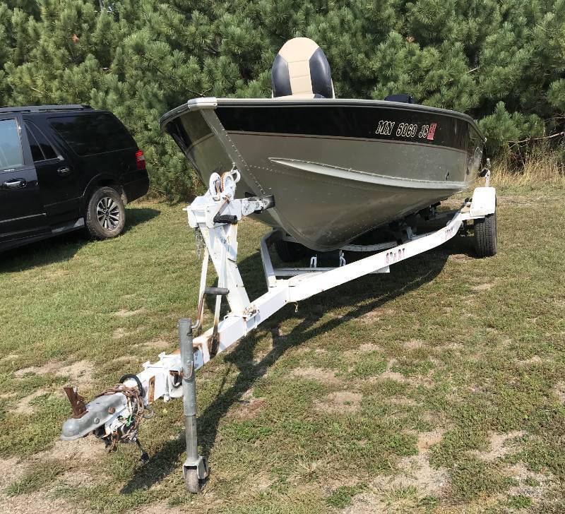 lot 1 image: 2003 Alumacraft Magnum 17 10 Boat w Trailer
