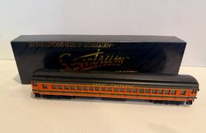 lot 31 image: Bachmann Spectrum HO Scale Great Northern Coach #967