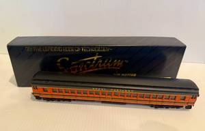 lot 33 image: Bachmann Spectrum HO Scale Great Northern Coach #958 Model Train