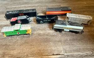 lot 39 image: Misc. HO Scale Train Cars & Engines Northern, Southern & Union Pacific