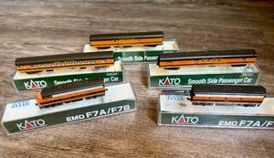 lot 43 image: Kato N Scale Great Northern EMD F7AF7B Locomotive and Passenger Cars