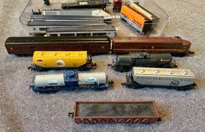 lot 46 image: Misc. N Scale Model Train Cars and Parts