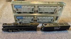 lot 45 image: Bachmann N Scale AT & Santa Fe Locomotive and KATO AC & F 70t Closed Side Covered Hopper set (2)