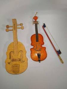 lot 76 image: Mini Violins wBow