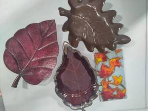 lot 75 image: Leaf DecorServing Pieces