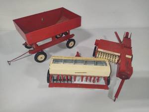 lot 71 image: Vintage Ertl Farm Toys