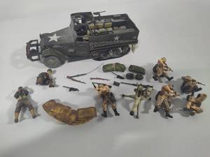 lot 12 image: Asst Small Army Figurines