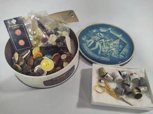 lot 83 image: Lot of ButtonsThimbles