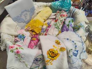 lot 87 image: Assortment of Vintage Ladies Hankies