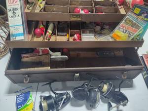 lot 18 image: Tackle Box wMisc Fishing Supplies