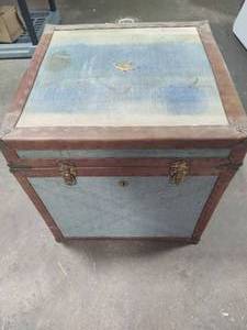 lot 116 image: Vintage Storage Trunk