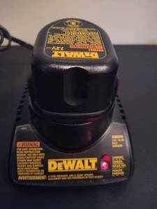 lot 121 image: Dewalt Battery & Charger