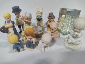 lot 128 image: Collectible Figurines