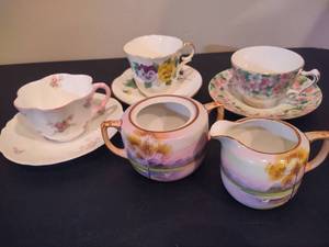 lot 130 image: CupSaucer & Creamer Sets