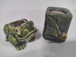 lot 138 image: Frog Planters