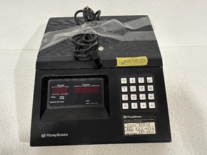 lot 25 image: Pitney Bowes Digital Scale