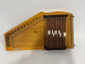 lot 9 image: Auto Harp