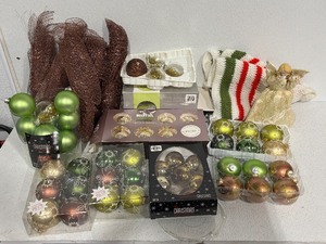 lot 62 image: Christmas Decor