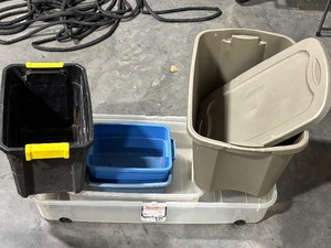 lot 64 image: Assorted Totes
