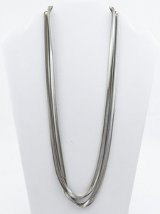 lot 283 image: 48 Silver Tone Base Metal Purse Strap.