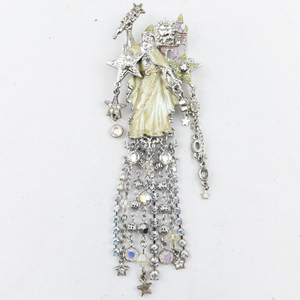 lot 299 image: Kirks Folly 2000 Wizard & Castle Silver Tone Base Metal PendantBrooch.