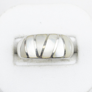 lot 333 image: Mother Of Pearl Inlay Sterling Silver Ring. Size 9 - 9.25.