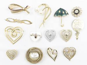 lot 419 image: Group of Fourteen  Gold Tone Base Metal Brooches.