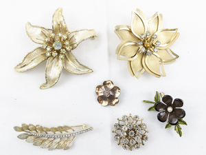 lot 420 image: Group of 6  Gold Tone Base Metal Brooches.